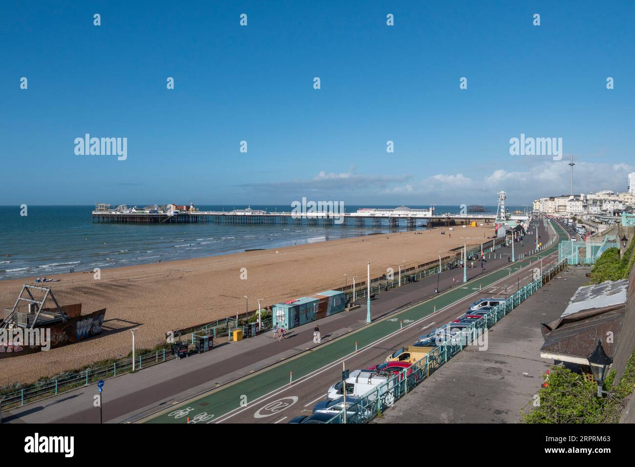 Vista generale del molo di Brighton (molo est) sul lungomare di Brighton, East Sussex, Regno Unito. Foto Stock