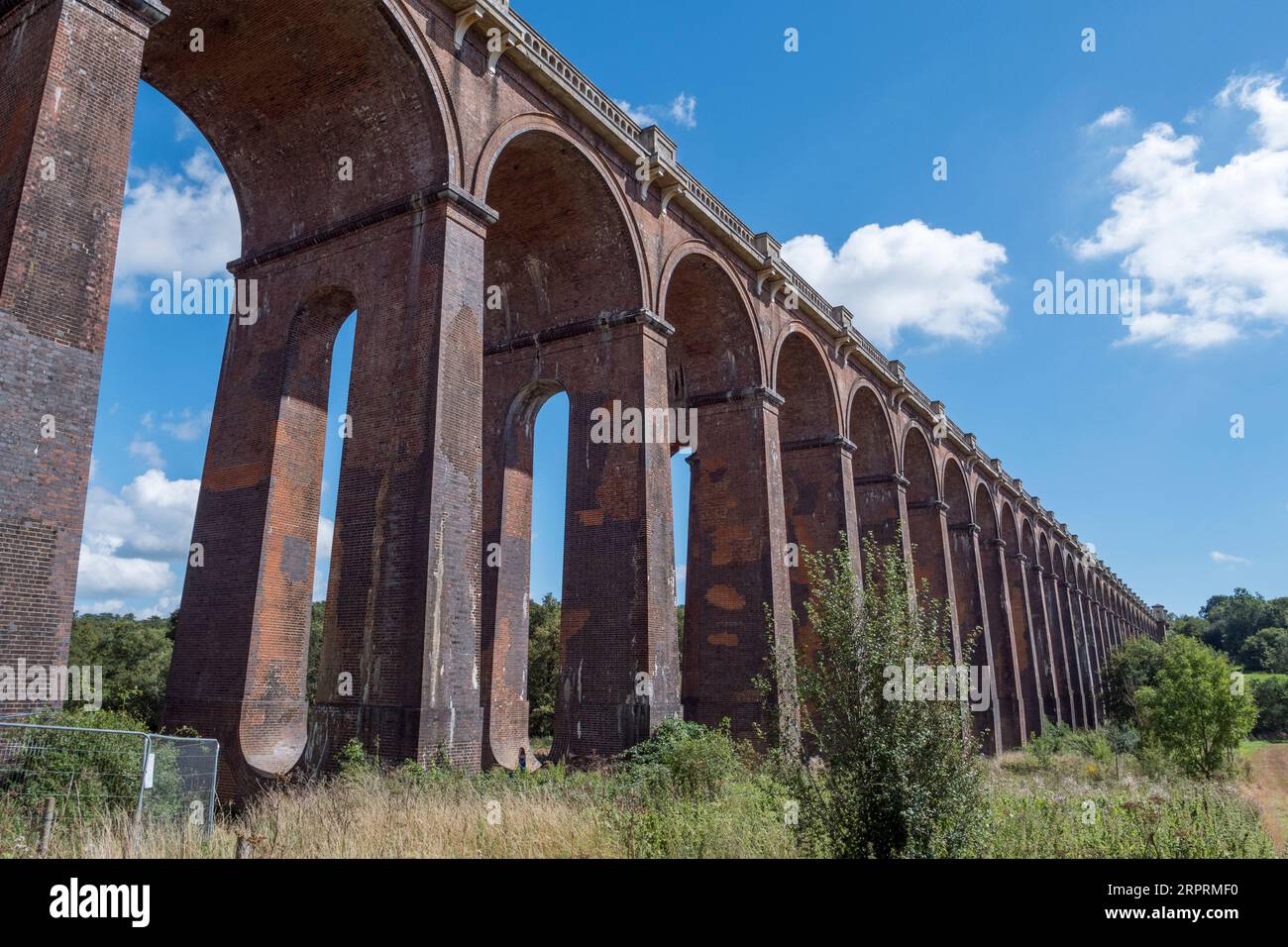 L'Ouse Valley Viaduct (o Balcombe Viaduct) porta la London-Brighton Railway Line sul fiume Ouse nel Sussex. Foto Stock