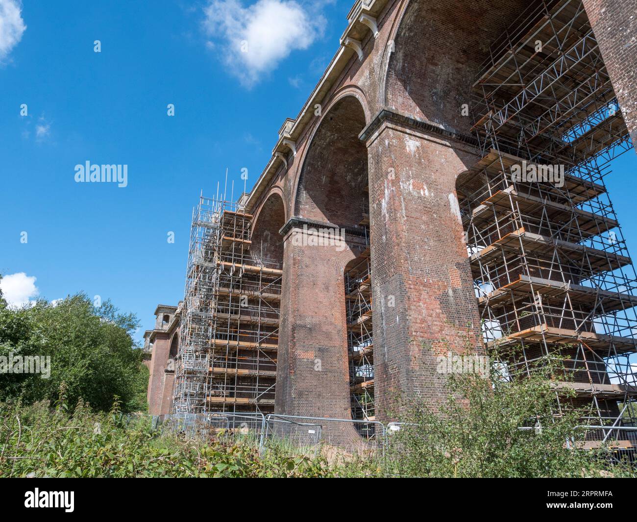 L'impalcatura sul viadotto di Ouse Valley (o viadotto di Balcombe) porta la London-Brighton Railway Line sul fiume Ouse nel Sussex. Foto Stock