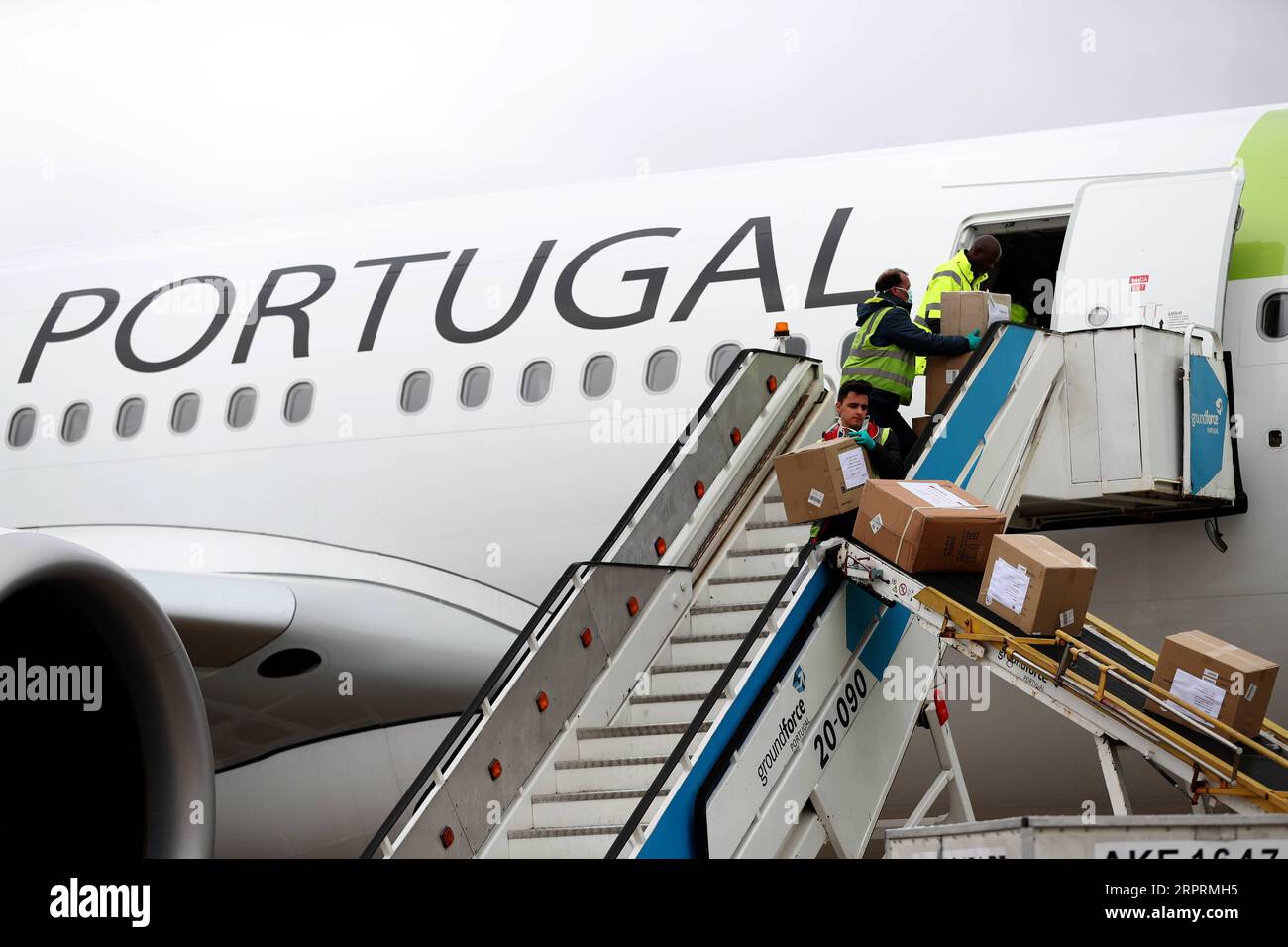 200406 -- LISBONA, 6 aprile 2020 -- le forniture mediche dalla Cina vengono scaricate da un aereo all'aeroporto Humberto Delgado per aiutare la lotta contro l'epidemia di COVID-19 a Lisbona, Portogallo, 5 aprile 2020. Foto di /Xinhua PORTUGAL-LISBON-COVID-19-CHINA-SUPPLIES PedroxFiuza PUBLICATIONxNOTxINxCHN Foto Stock