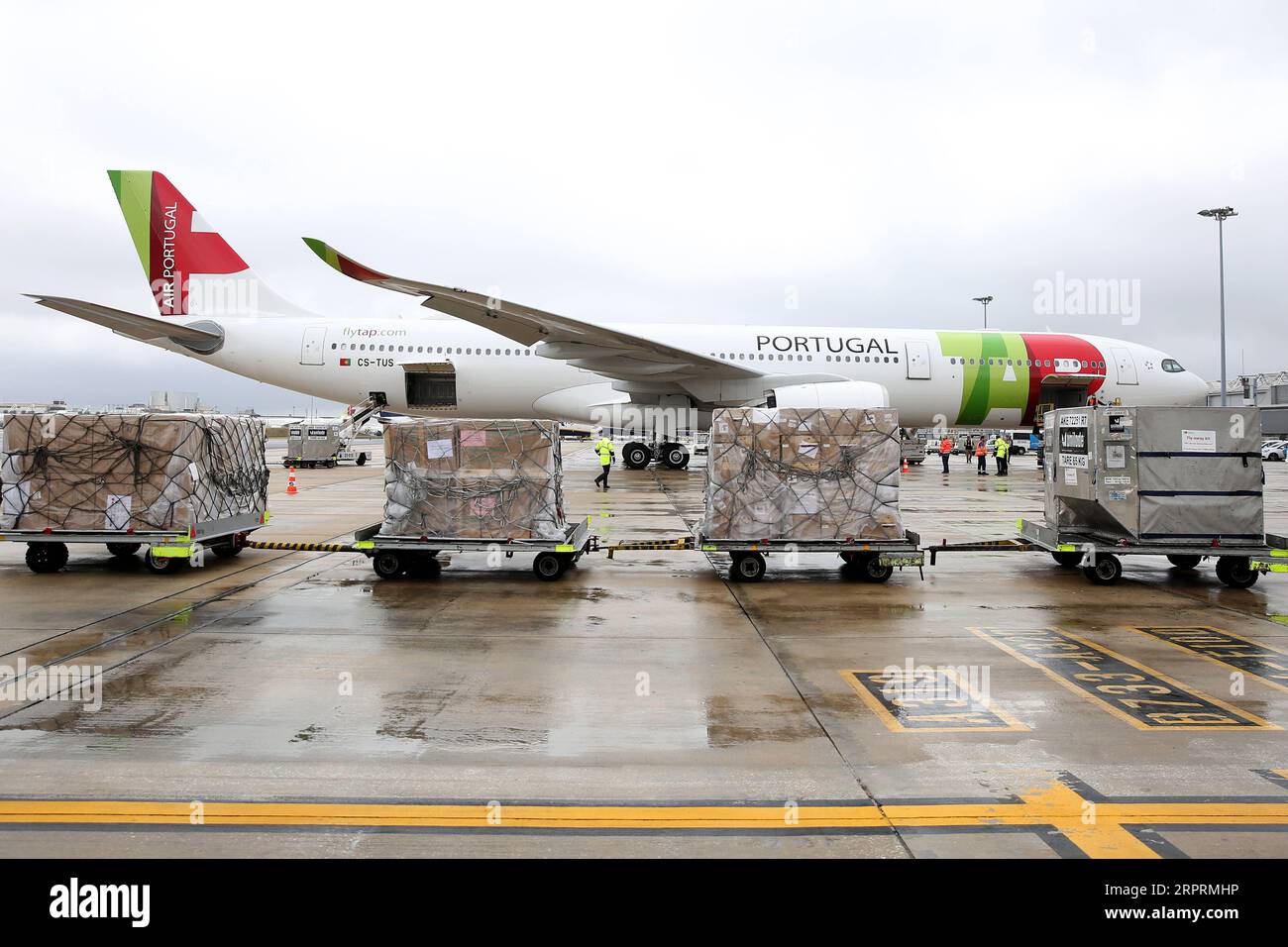 200406 -- LISBONA, 6 aprile 2020 -- le forniture mediche dalla Cina vengono scaricate da un aereo all'aeroporto Humberto Delgado per aiutare la lotta contro l'epidemia di COVID-19 a Lisbona, Portogallo, 5 aprile 2020. Foto di /Xinhua PORTUGAL-LISBON-COVID-19-CHINA-SUPPLIES PedroxFiuza PUBLICATIONxNOTxINxCHN Foto Stock
