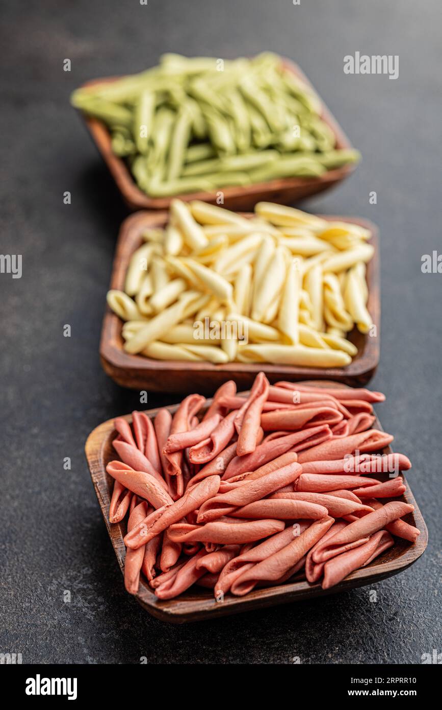 Fusilli pugliesi. Pasta tricolore italiana contorta nel recipiente. Foto Stock