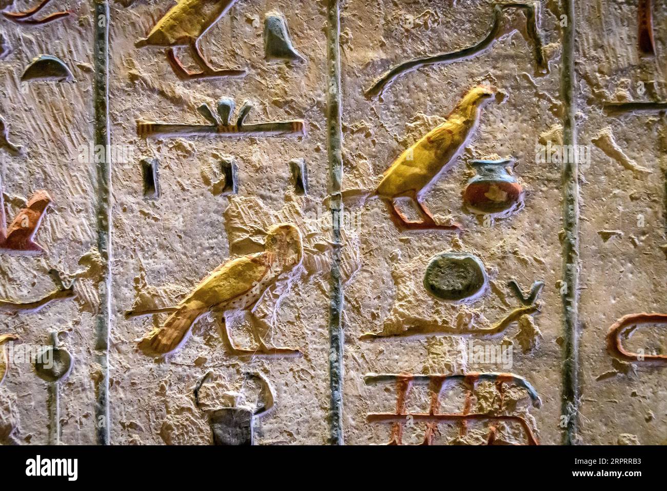 Antico Egitto. Frammenti di disegni e geroglifici sulle pareti. Primo piano. Foto Stock