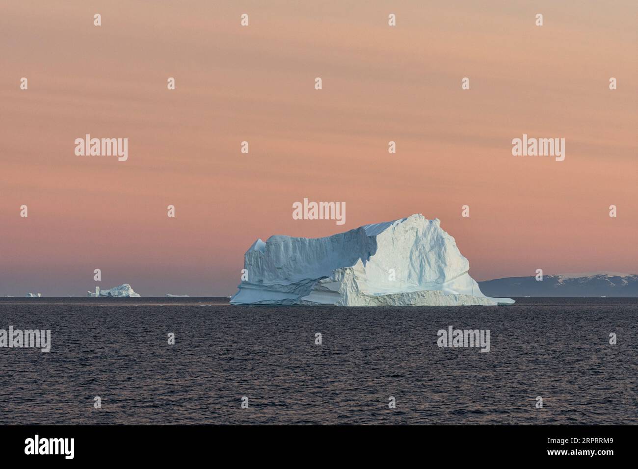 Enorme iceberg galleggiante nella baia di Disko nell'Artico al crepuscolo mattutino prima dell'alba. Disko Bay, Qeqertarsuup Tunua, Baffin Bay, Groenlandia, Danimarca Foto Stock