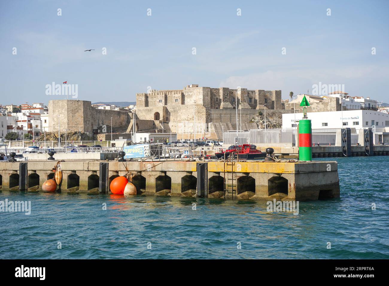 Tarifa Spagna. Barche da pesca nel porto di pescatori di Tarifa, Castello di Guzman El Bueno, Costa de la Luz, Andalusia, Spagna. Foto Stock