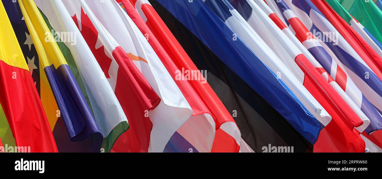 sfondo di bandiere con molti colori in occasione di incontri internazionali Foto Stock