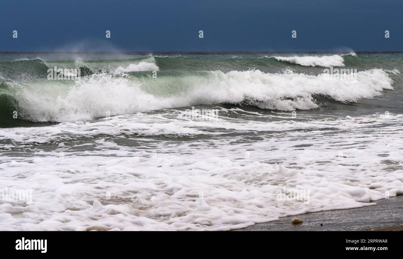 Tempeste, grandi onde e forte vento hanno colpito la costa del Mar Egeo alla fine della stagione balneare in Grecia Foto Stock