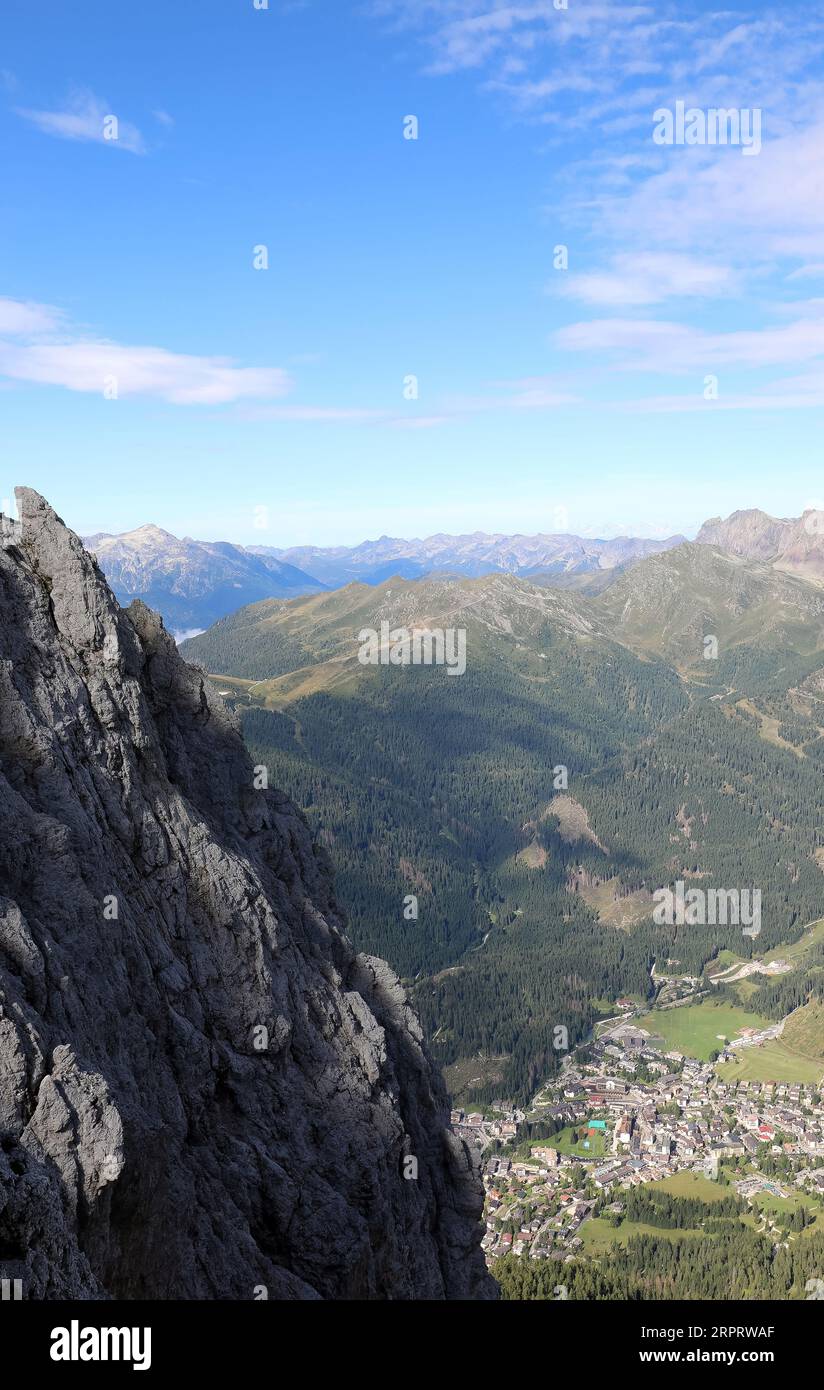 Vista dall'arrivo della funivia del villaggio di SAN MARTINO DI CASTROZZA nel nord Italia e delle Alpi europee Foto Stock