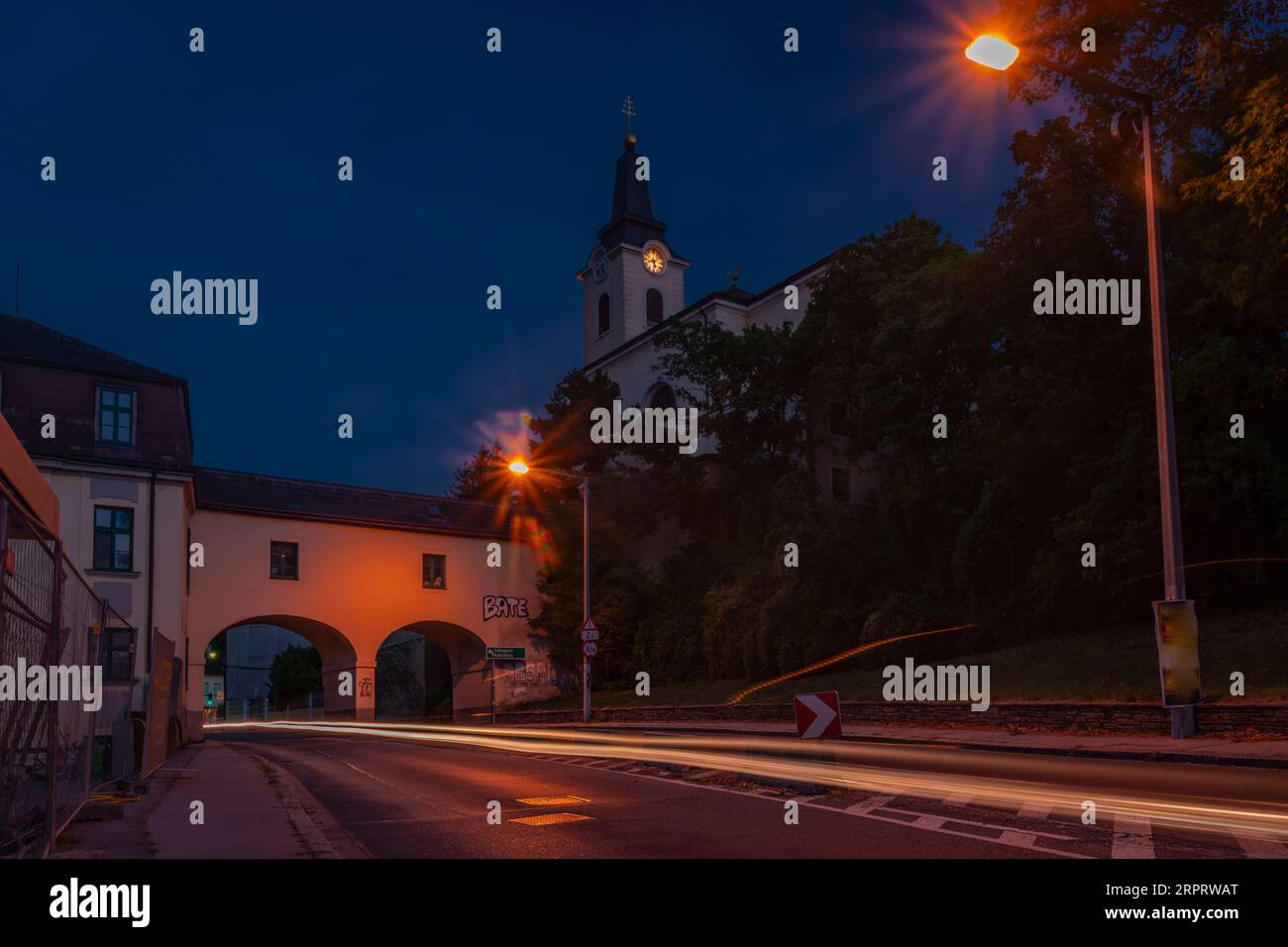 Chiesa e vecchie case storiche vicino a Liesing, parte della capitale austriaca di Vienna Foto Stock