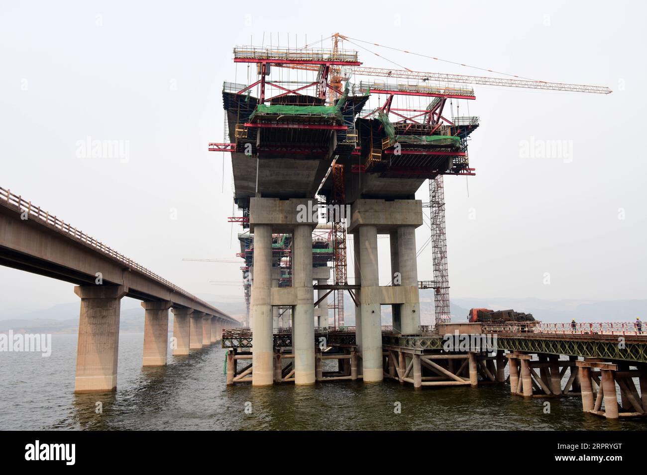 200409 -- ZHENGZHOU, 9 aprile 2020 -- foto scattata il 9 aprile 2020 mostra il cantiere di un ponte della superstrada Mianchi-Yuanqu sul fiume giallo, nella provincia centrale di Henan nella Cina. Il ponte è un'importante superstrada interprovinciale che collega le province di Shanxi e Henan, con una lunghezza di 1.757 metri e una larghezza di 33 metri. Il progetto dovrebbe essere completato e aperto al traffico entro la fine del 2020. CHINA-HENAN-YELLOW RIVER-BRIDGE-CONSTRUCTION CN ZHUXXIANG PUBLICATIONXNOTXINXCHN Foto Stock