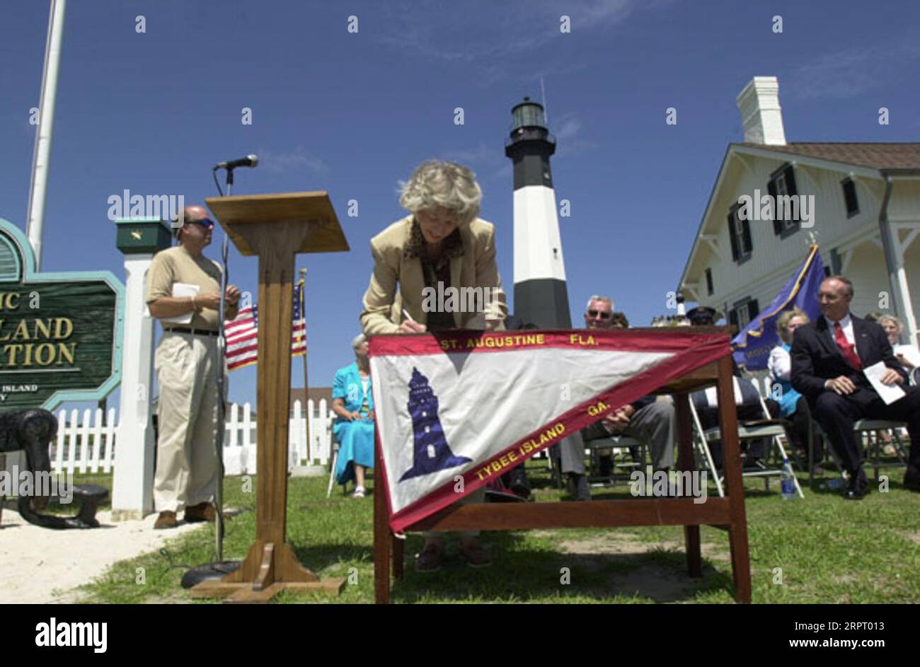 Il segretario Gale Norton visita Tybee Island, vicino a Savannah, Georgia, per celebrare il trasferimento in custodia del faro di Tybee Island dalla Guardia Costiera alla Tybee Island Historical Society. La fotografia è stata selezionata per l'uso in preparazione del video del Dipartimento dell'interno sulla proprietà di Norton Foto Stock