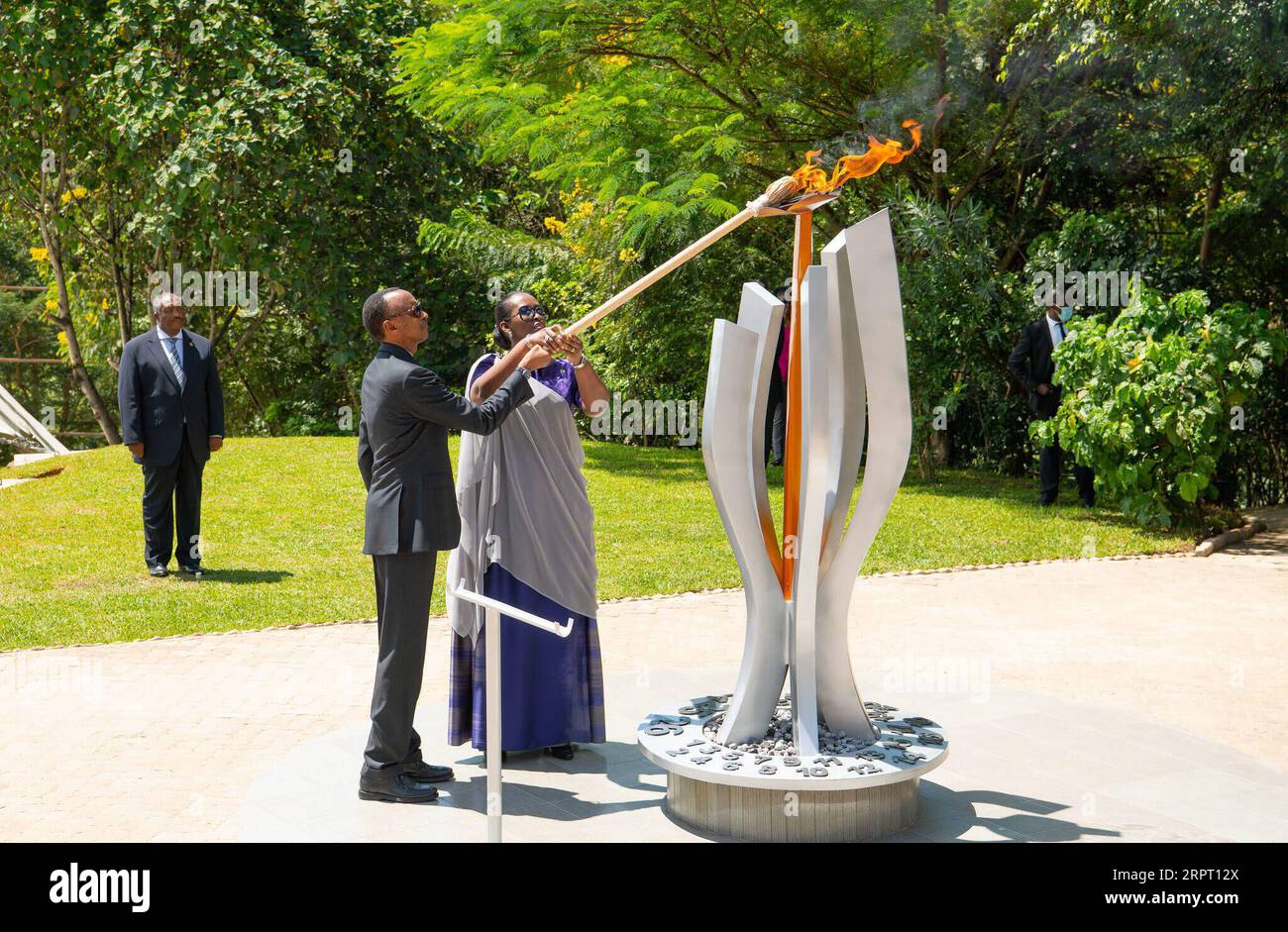 200410 -- PECHINO, 10 aprile 2020 -- il presidente ruandese Paul Kagame e la first lady Jeannette Kagame accendono una fiamma commemorativa presso il , il luogo di riposo finale di oltre 250.000 vittime del genocidio del 1994 contro i Tutsi, a Kigali, capitale del Ruanda, il 7 aprile 2020. /Handout via XINHUA XINHUA FOTO DEL GIORNO KigalixGenocidexMemorial PUBLICATIONxNOTxINxCHN Foto Stock