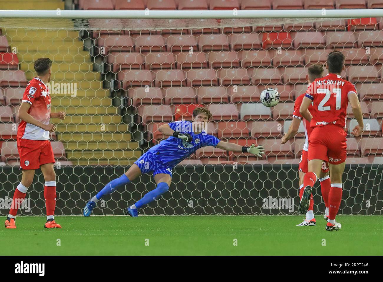 Ben Killip n. 23 di Barnsley salva durante l'EFL Trophy Match Barnsley vs Grimsby Town a Oakwell, Barnsley, Regno Unito, 5 settembre 2023 (foto di Alfie Cosgrove/News Images) Foto Stock