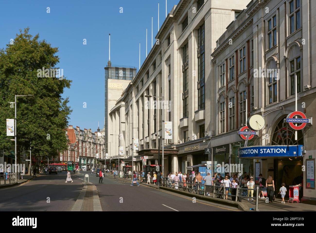 Kensington High Street, Londra Regno Unito, in estate, con la stazione della metropolitana di Kensington e gli acquirenti Foto Stock