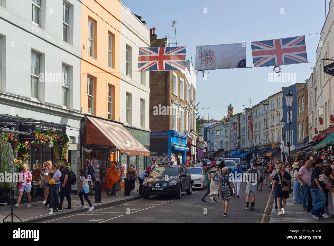 Folle di acquirenti a Portobello Road, Londra, Regno Unito, nel Royal Borough di Kensington e Chelsea Foto Stock