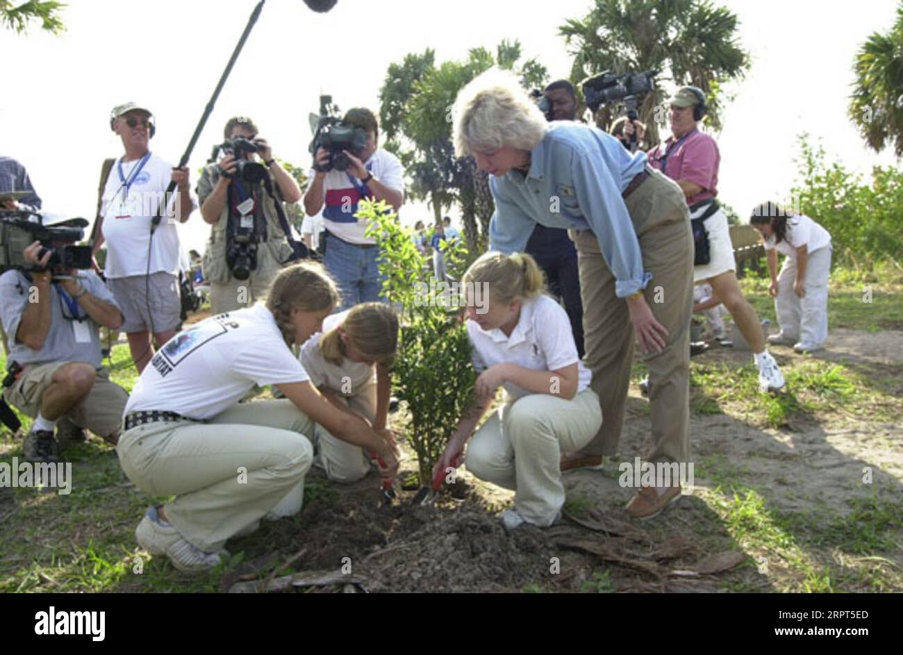 Il segretario Gale Norton entra a far parte della Pelican Island Elementary School Children per le attività di piantagione di alberi, parte degli eventi del Pelican Island National Wildlife Refuge, Sebastian, Florida, che segna il centenario del National Wildlife Refuge System Foto Stock