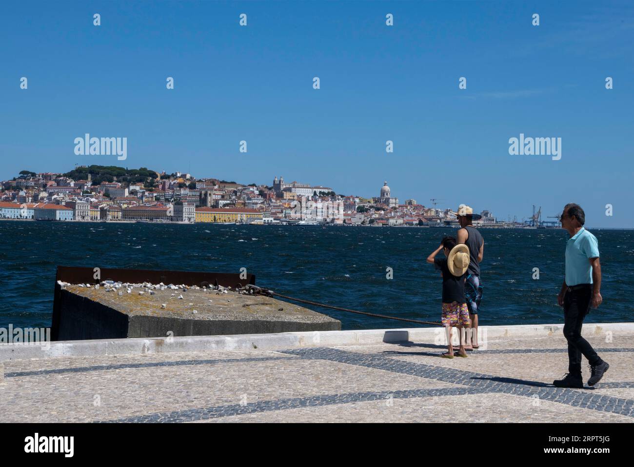 La gente ha visto camminare nella zona del vecchio porto della città di Almada. Situata sulla riva sud del fiume Tejo, Almada è il miglior punto panoramico della città di Lisbona, con il castello, l'ascensore panoramico di Boca do vento e la statua del Cristo Re costruita nel 1959, sono utilizzati come punti di osservazione. Foto Stock