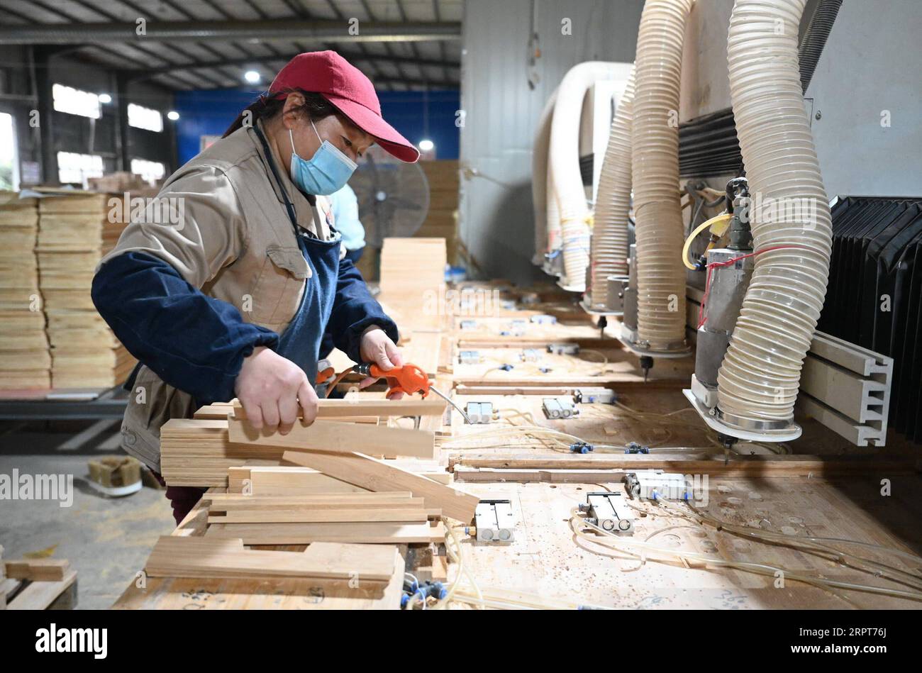 200412 -- ZHENGHE, 12 aprile 2020 -- Un operaio produce prodotti di bambù in una fabbrica nella contea di Zhenghe, nella provincia del Fujian della Cina sudorientale, l'11 aprile 2020. Conosciuta come città artigianale di bambù in Cina, la contea di Zhenghe ha attivamente promosso lo sviluppo dell'industria del bambù con i suoi 460.000 mu circa 30.667 ettari di foresta di bambù. Oggi, ci sono circa 220 imprese con più di 50.000 persone che lavorano nelle industrie del bambù. Nel 2019, il valore totale della produzione dell'industria del bambù nella contea ha raggiunto i 4,379 miliardi di yuan circa 0,62 miliardi di dollari, con un valore di produzione dei prodotti di esportazione pari a 876 milioni di yu Foto Stock
