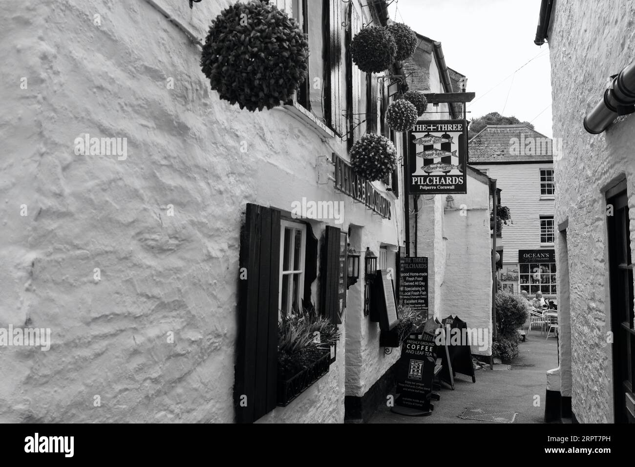 Pub e ristoranti in questa antica baia imbiancata sono nomi adatti a riflettere la storia del contrabbando del villaggio Foto Stock