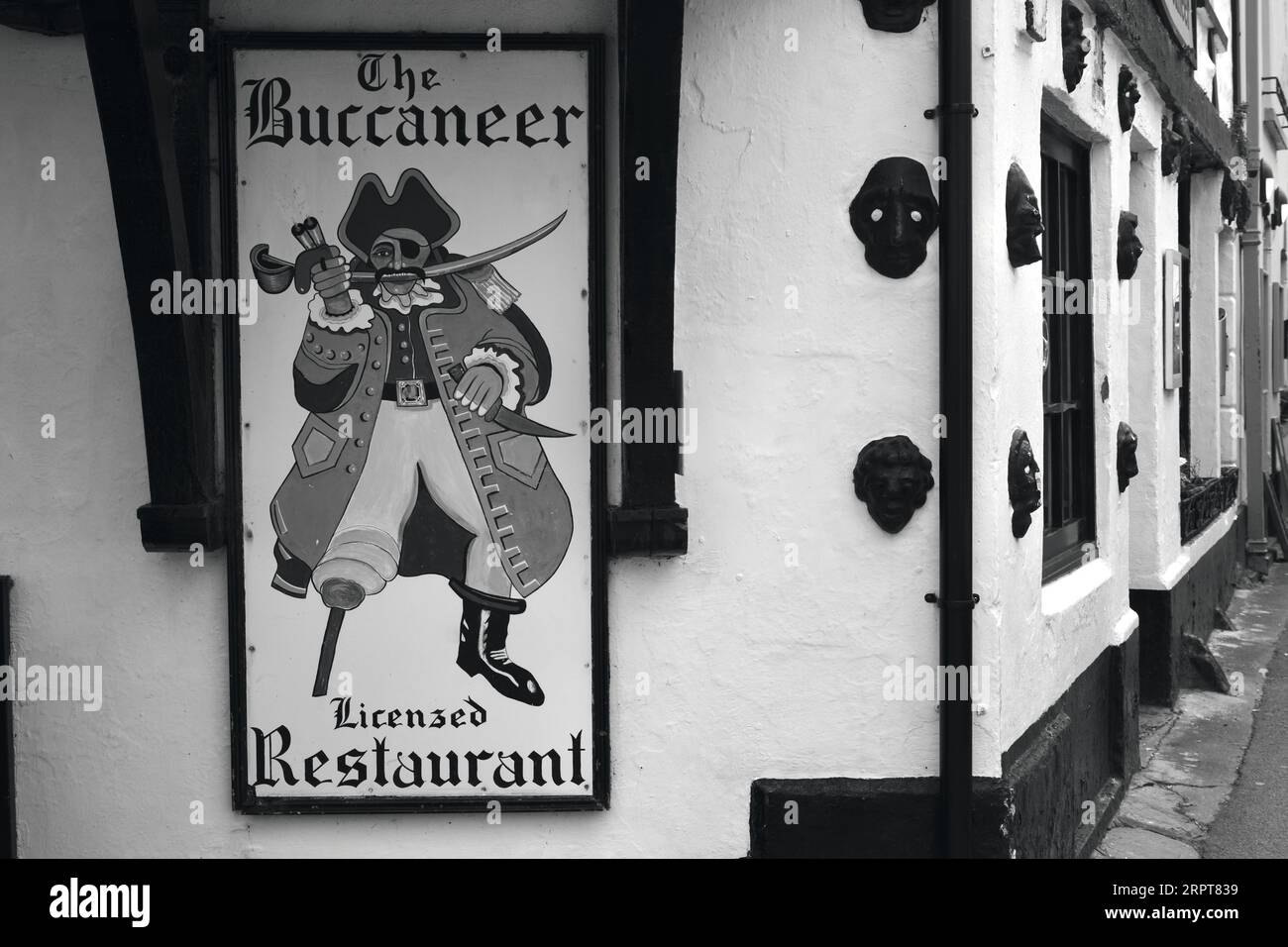 Pub e ristoranti in questa antica baia imbiancata sono nomi adatti a riflettere la storia del contrabbando del villaggio Foto Stock