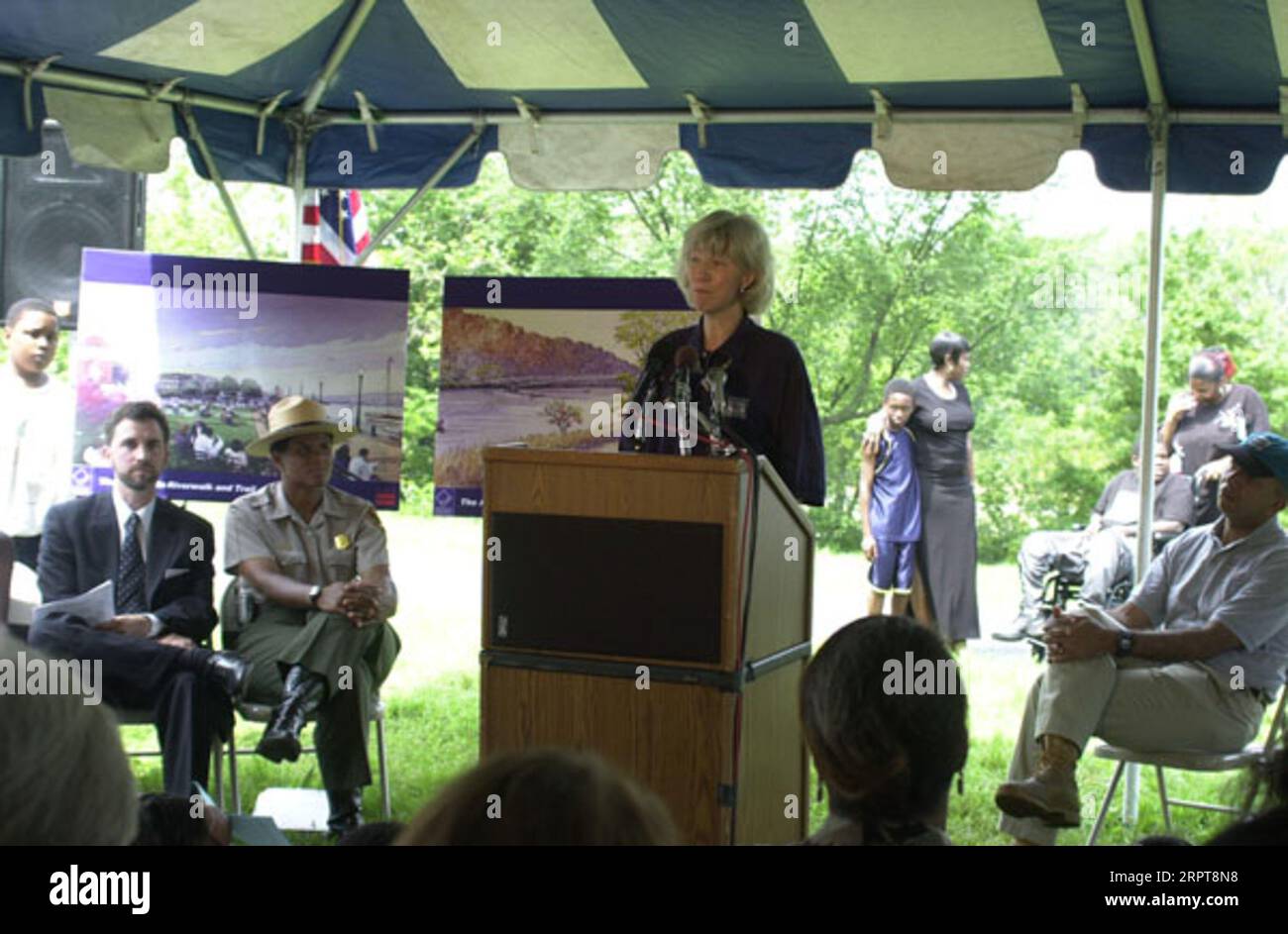 Il segretario Gale Norton parla all'evento rivoluzionario per la prima fase dell'Anacostia Riverwalk Trail, un progetto di partnership pubblico-privato che coinvolge il governo di Washington, D.C., il National Park Service, D.C. Citizens groups e Environmental groups Foto Stock