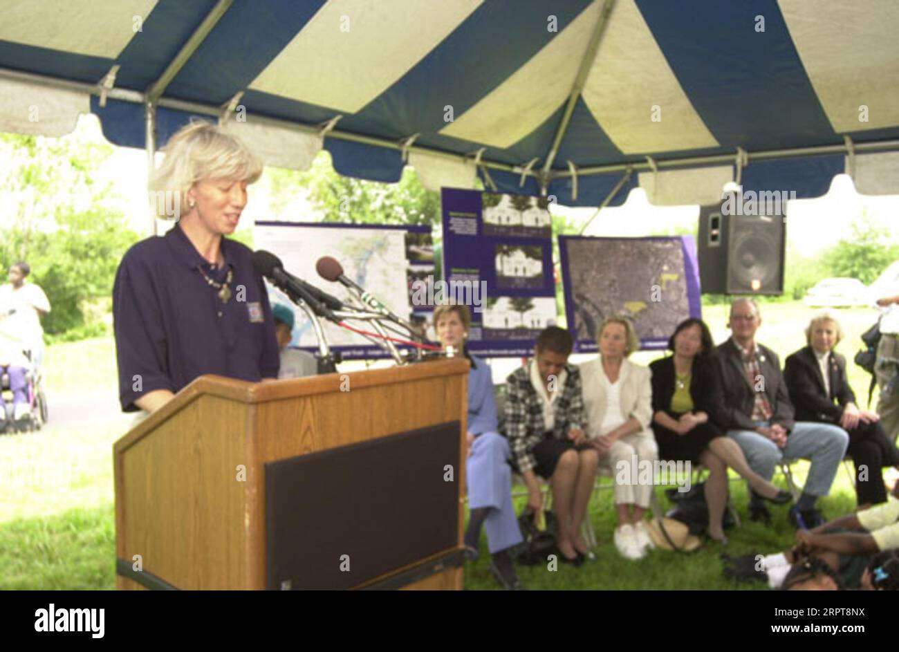 Il segretario Gale Norton parla all'evento rivoluzionario per la prima fase dell'Anacostia Riverwalk Trail, un progetto di partnership pubblico-privato che coinvolge il governo di Washington, D.C., il National Park Service, D.C. Citizens groups e Environmental groups Foto Stock