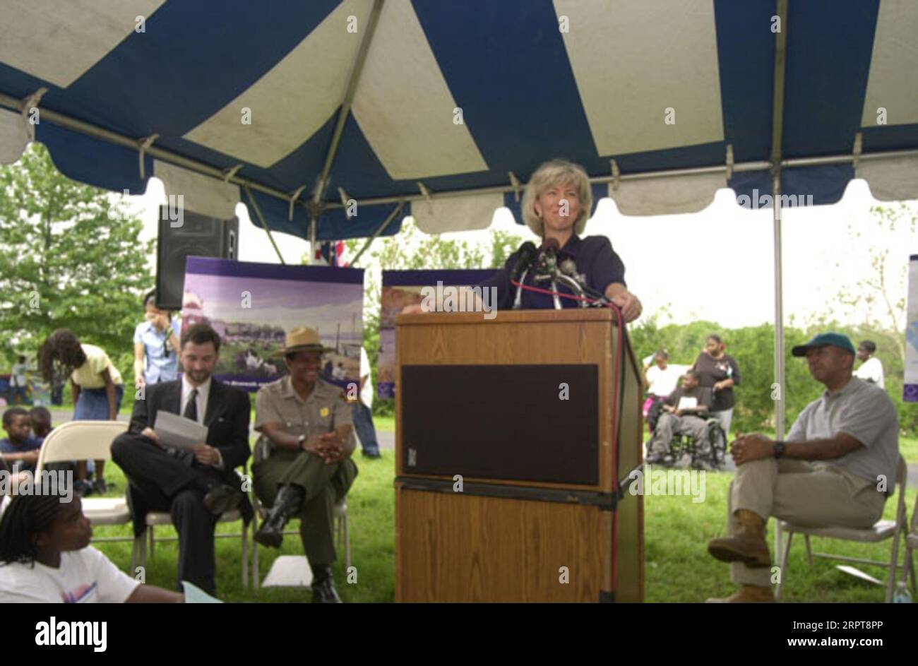 Il segretario Gale Norton parla all'evento rivoluzionario per la prima fase dell'Anacostia Riverwalk Trail, un progetto di partnership pubblico-privato che coinvolge il governo di Washington, D.C., il National Park Service, D.C. Citizens groups e Environmental groups Foto Stock