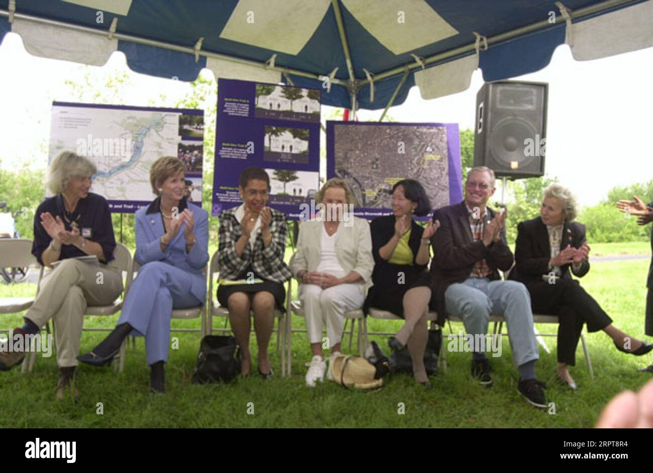 Evento rivoluzionario per l'Anacostia Riverwalk Trail, Washington, D.C., con, da sinistra a destra, il Segretario Gale Norton, Christine Todd Whitman dell'Agenzia per la protezione ambientale, la delegata Eleanor Holmes Norton, il sostenitore del Earth Conservation Corps Ethel Kennedy tra gli ospiti Foto Stock