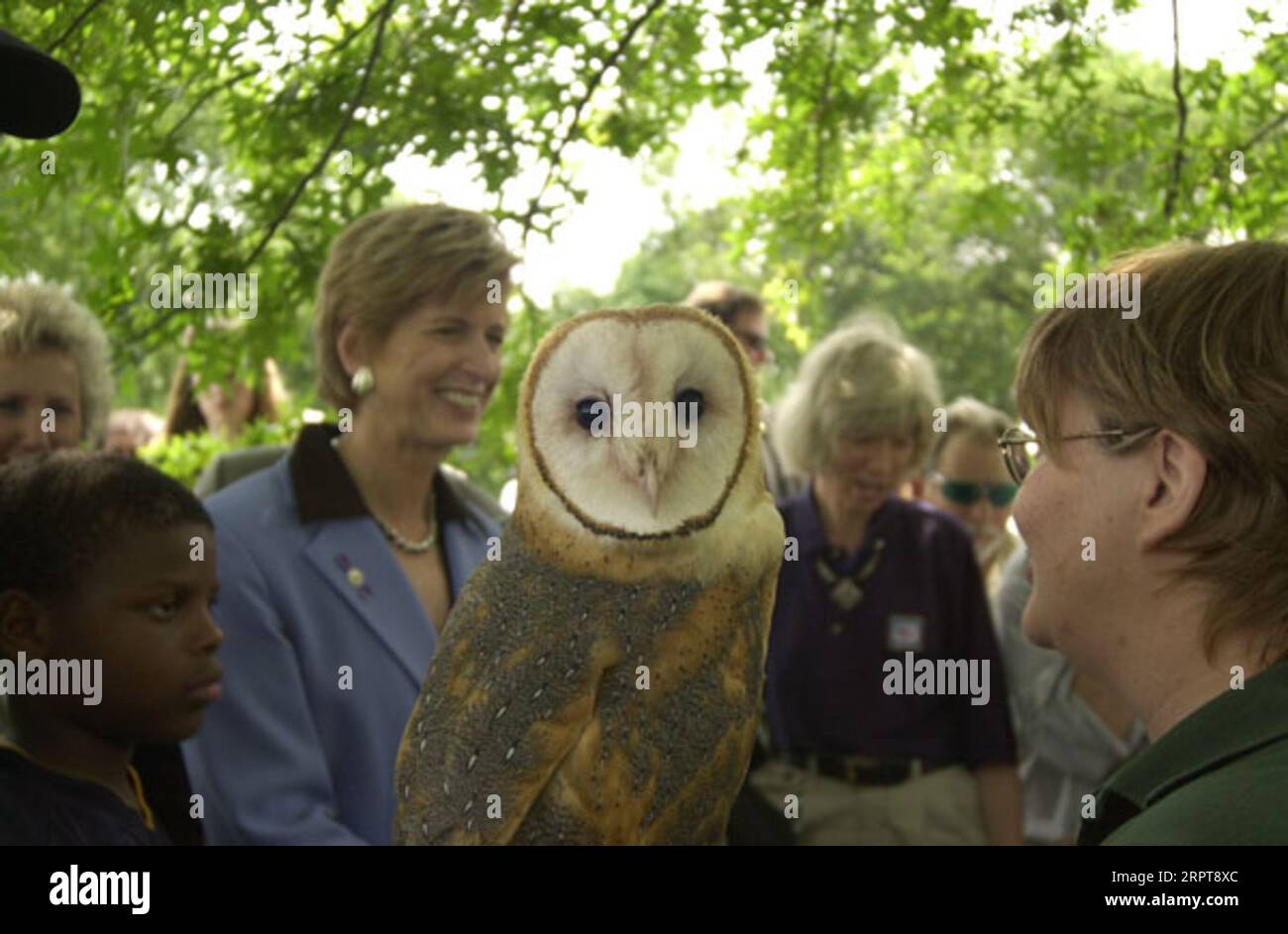 L'amministratore dell'Agenzia per la protezione ambientale Christine Todd Whitman, Center, e il segretario Gale Norton, Right, ispezionando esempio di fauna selvatica reintrodotta nel bacino idrografico del fiume Anacostia, durante la visita per un evento innovativo per l'Anacostia Riverwalk Trail, Washington, D.C. Foto Stock