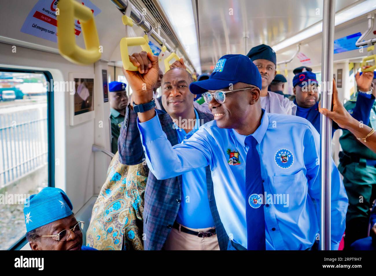 LAGOS, NIGERIA - 4 SETTEMBRE: Sanwo-Olu prende il treno della linea Blu durante l'inaugurazione del treno della linea Blu alla stazione Marina della linea Blu sulla S Foto Stock
