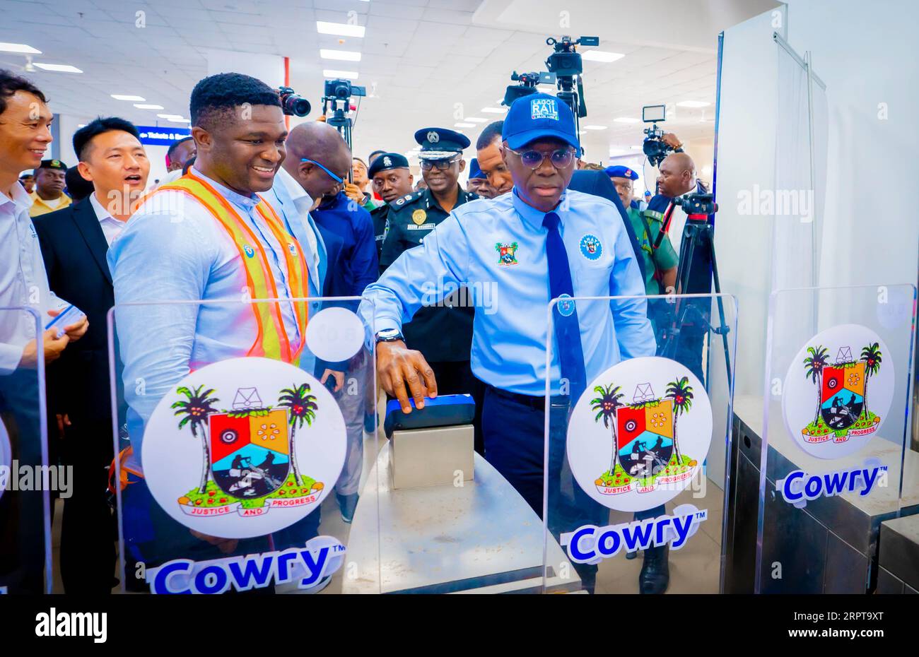 LAGOS, NIGERIA - 4 SETTEMBRE: Sanwo-Olu prende il treno della linea Blu durante l'inaugurazione del treno della linea Blu alla stazione Marina della linea Blu sulla S Foto Stock