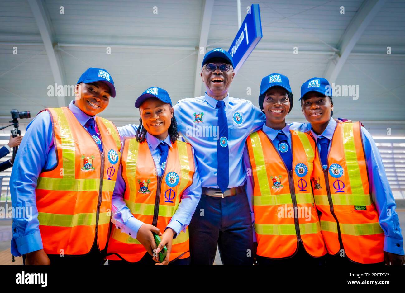 LAGOS, NIGERIA - 4 SETTEMBRE: Sanwo-Olu prende il treno della linea Blu durante l'inaugurazione del treno della linea Blu alla stazione Marina della linea Blu sulla S Foto Stock