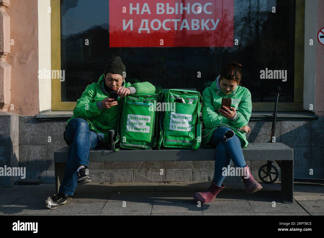 200413 -- MOSCA, 13 aprile 2020 Xinhua -- i lavoratori del servizio di consegna aspettano gli ordini a Mosca, Russia, il 13 aprile 2020. La Russia ha registrato un totale di 18.328 casi di COVID-19 a partire da lunedì, con il numero di infetti in aumento di un nuovo record giornaliero di 2.558, e il bilancio delle vittime ha raggiunto 148. Xinhua/Evgeny Sinitsyn RUSSIA-MOSCA-COVID-19-CASI PUBLICATIONxNOTxINxCHN Foto Stock