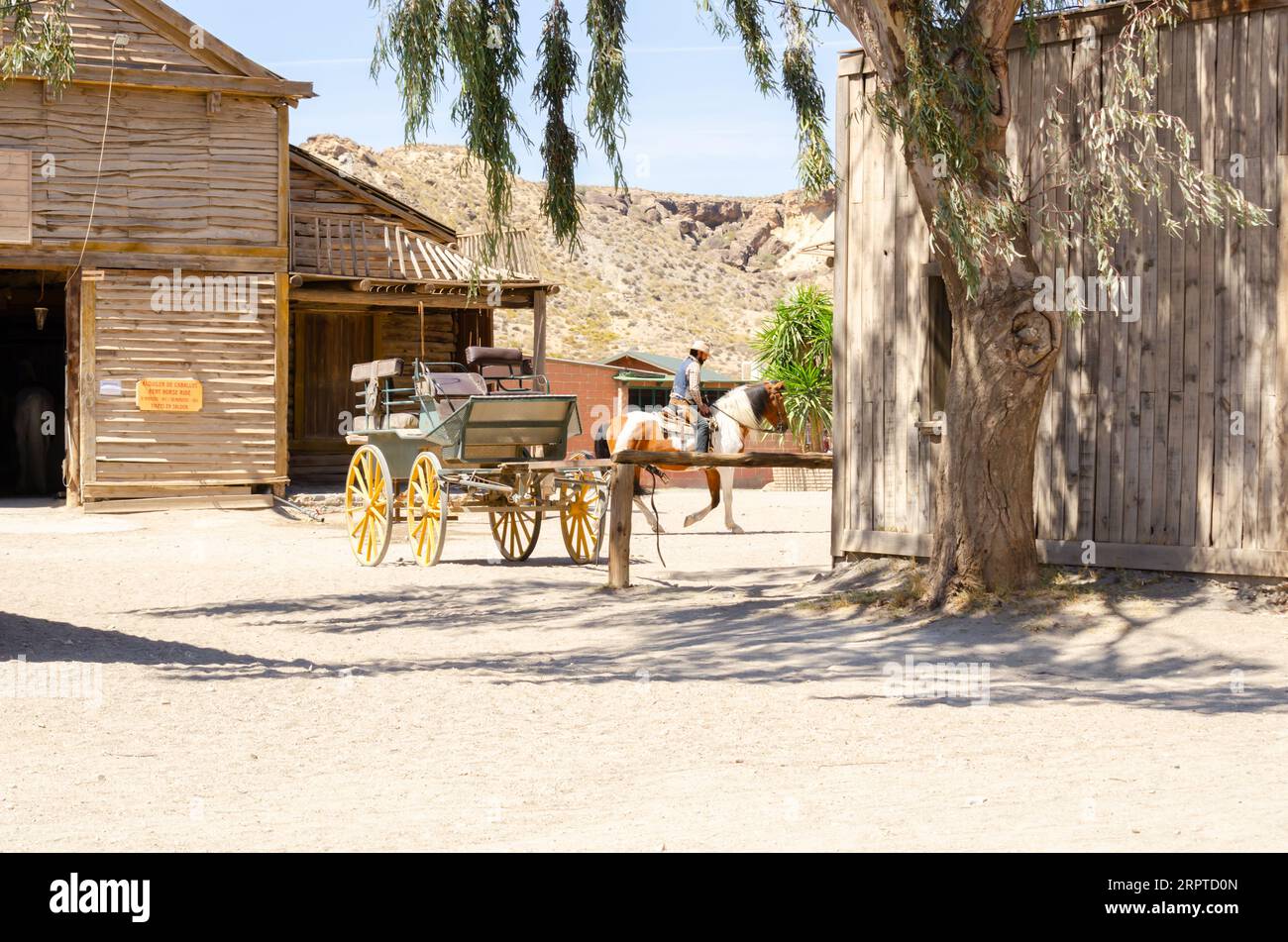 ALMERIA, SPAGNA - 3 APRILE 2023 Uno spettacolo in una città americana dallo stile del selvaggio West, situato nel paesaggio naturale del deserto di Tabernas ad Almeri Foto Stock
