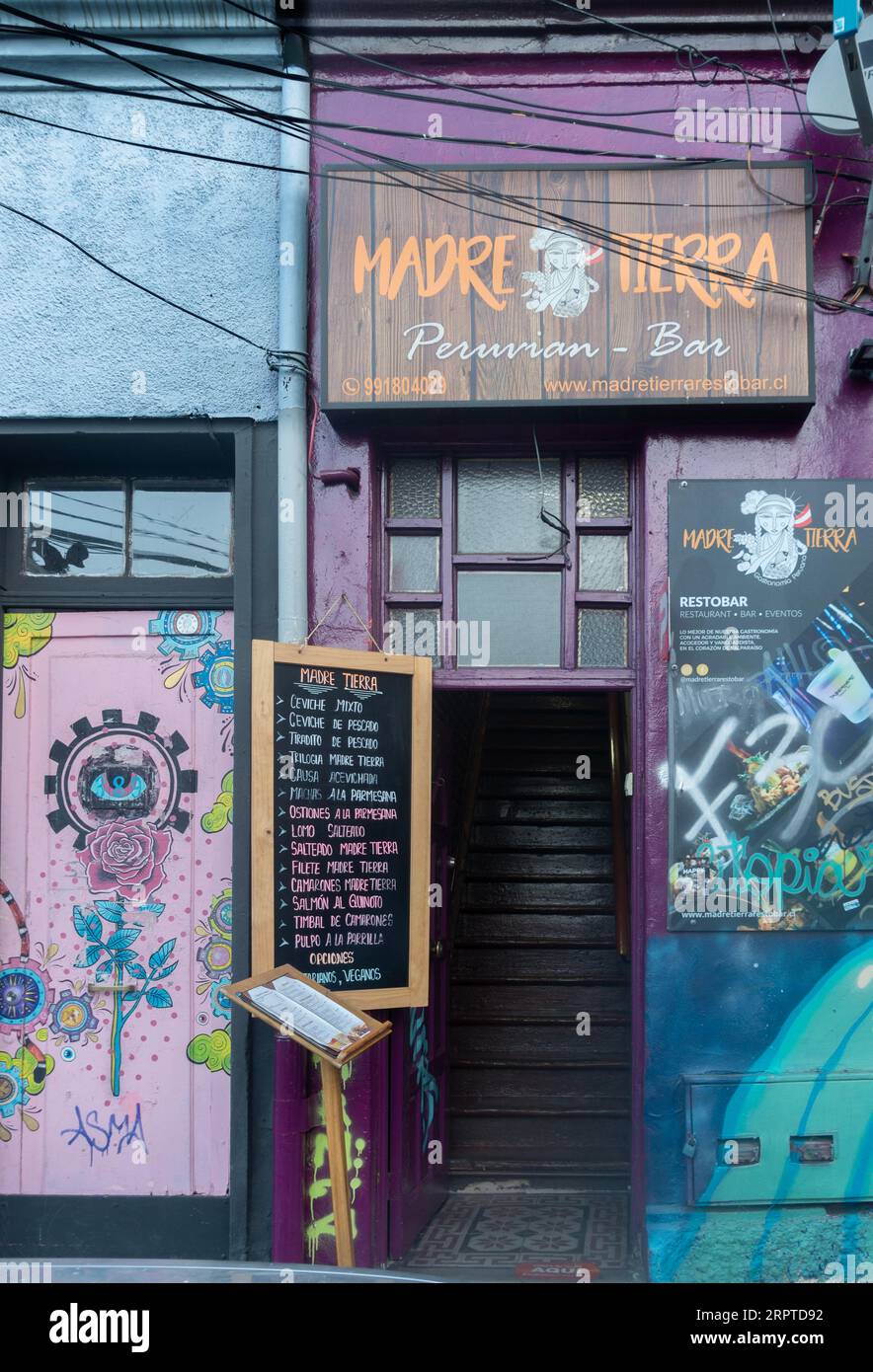 Ingresso a madre Tierra, un bar-ristorante peruviano a Cerro Alegre, Valparaíso, Cile. Foto Stock