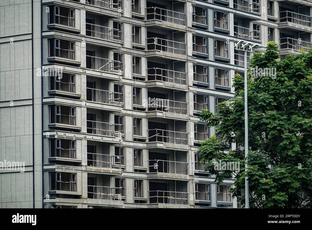 Vista dell'edificio residenziale in costruzione. Sia i mercati delle case nuove che quelli delle case usate hanno visto aumentare l'attività di mercato durante il fine settimana dopo tutte e quattro le città di primo livello, ossia Pechino, Shanghai, Guangzhou e Shenzhen, politiche semplificate sugli acquisti di immobili residenziali.secondo le nuove politiche, le famiglie in quelle città con record ipotecari ma nessuna proprietà locale di immobili saranno trattate come acquirenti di case per la prima volta, ammissibili a pagamenti agevolati e tassi ipotecari più bassi. (Foto di Sheldon Cooper/SOPA Images/Sipa USA) Foto Stock