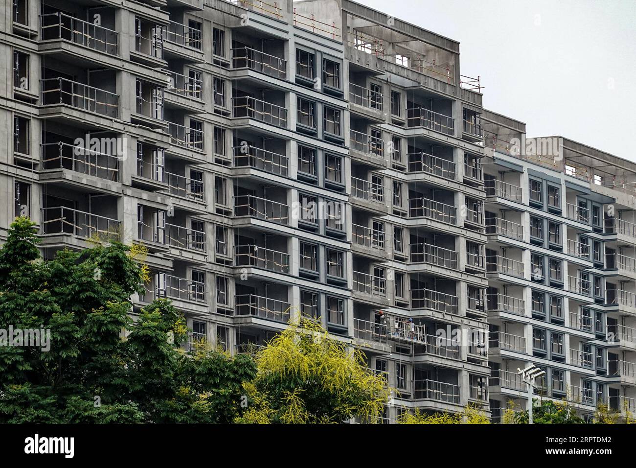 Vista dell'edificio residenziale in costruzione. Sia i mercati delle case nuove che quelli delle case usate hanno visto aumentare l'attività di mercato durante il fine settimana dopo tutte e quattro le città di primo livello, ossia Pechino, Shanghai, Guangzhou e Shenzhen, politiche semplificate sugli acquisti di immobili residenziali.secondo le nuove politiche, le famiglie in quelle città con record ipotecari ma nessuna proprietà locale di immobili saranno trattate come acquirenti di case per la prima volta, ammissibili a pagamenti agevolati e tassi ipotecari più bassi. (Foto di Sheldon Cooper/SOPA Images/Sipa USA) Foto Stock