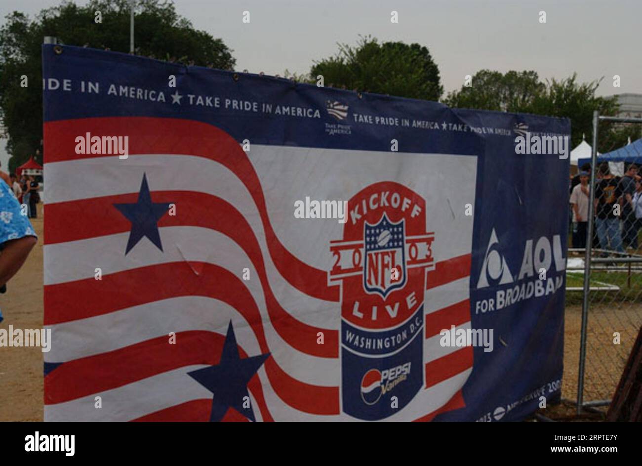 Eventi di calcio d'inizio della stagione della National Football League intorno a Washington, D.C., tra cui festeggiamenti sul National Mall che coinvolgono il Segretario Gale Norton, altri funzionari del Dipartimento degli interni e dignitari politici, stelle del calcio professionistico passate e presenti e celebrità musicali Foto Stock