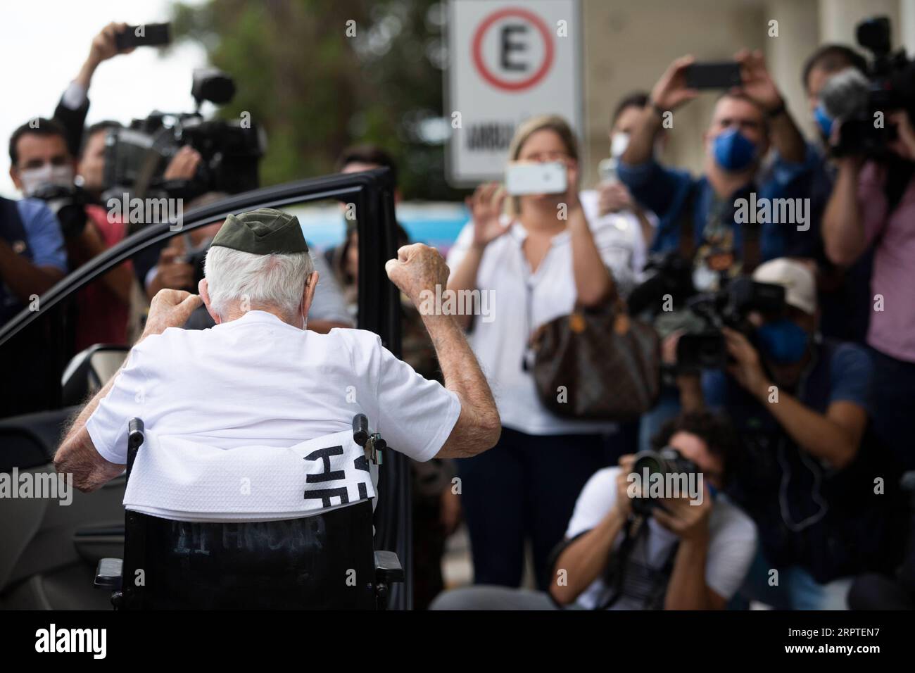 200415 -- BRASILIA, 15 aprile 2020 Xinhua -- Ernando pianeta fronte, un veterano brasiliano della seconda guerra mondiale di 99 anni, viene dimesso dall'ospedale delle forze Armate dopo essersi ripreso dal COVID-19 a Brasilia, Brasile, 14 aprile 2020. Ernando pianeta, che era stato membro della forza di spedizione brasiliana, è stato ricoverato in ospedale il 6 aprile e curato nel reparto COVID della struttura dopo essere risultato positivo al virus, ha detto il Ministero della difesa. Nato il 7 ottobre 1920, Piveta ha ricevuto la Medaglia della Vittoria dal presidente brasiliano Jair Bolsonaro lo scorso anno per il suo servizio alla nazione. Foto di Foto Stock