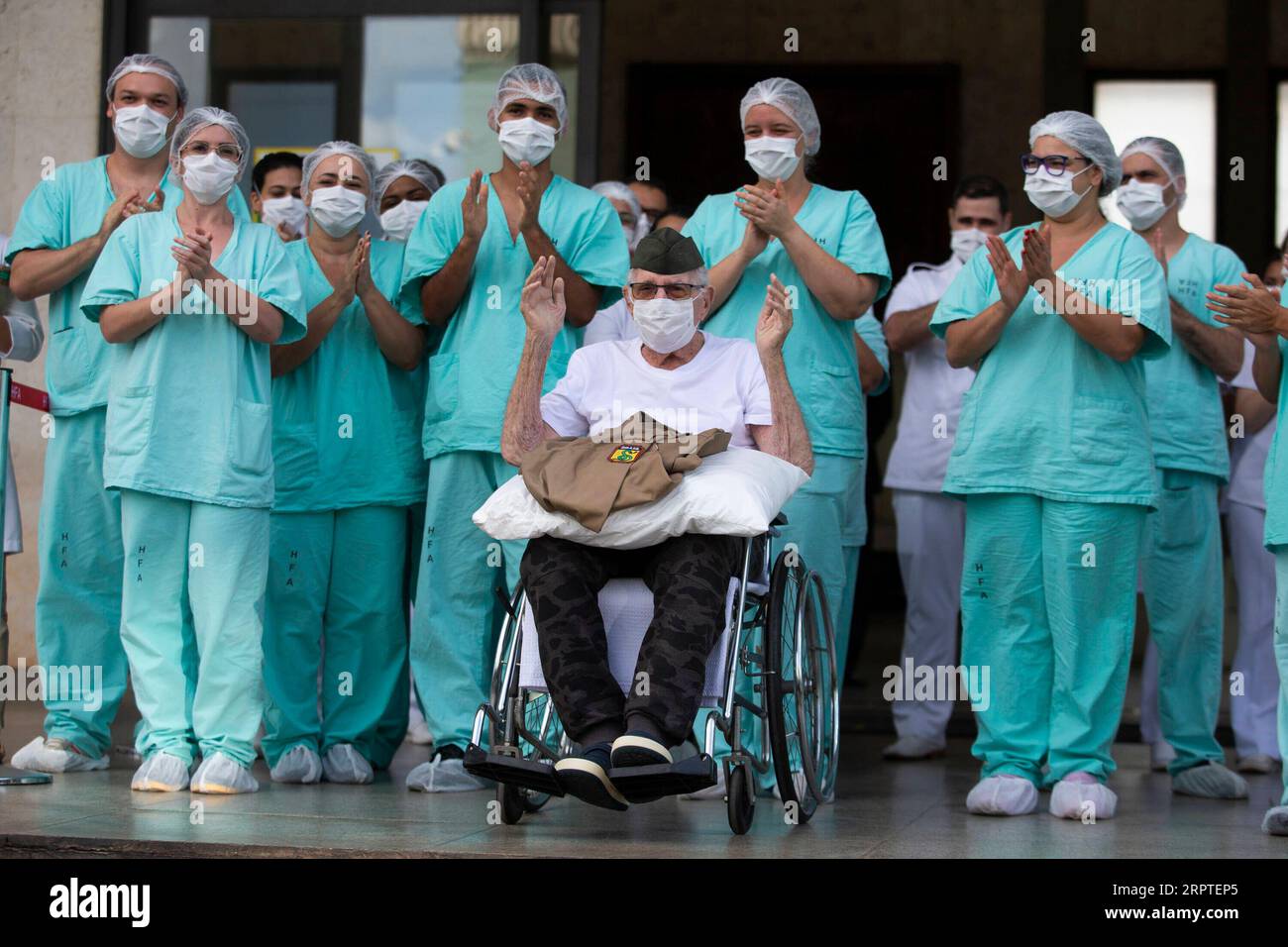 200415 -- BRASILIA, 15 aprile 2020 Xinhua -- Ernando Piveta C, un veterano brasiliano della seconda guerra mondiale di 99 anni, viene dimesso dall'ospedale delle forze Armate dopo essersi ripreso dal COVID-19 a Brasilia, Brasile, 14 aprile 2020. Ernando pianeta, che era stato membro della forza di spedizione brasiliana, è stato ricoverato in ospedale il 6 aprile e curato nel reparto COVID della struttura dopo essere risultato positivo al virus, ha detto il Ministero della difesa. Nato il 7 ottobre 1920, Piveta ha ricevuto la Medaglia della Vittoria dal presidente brasiliano Jair Bolsonaro lo scorso anno per il suo servizio alla nazione. Foto di luci Foto Stock