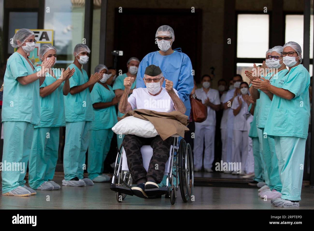 200415 -- PECHINO, 15 aprile 2020 -- Ernando pianeta C, un veterano brasiliano della seconda guerra mondiale di 99 anni, viene dimesso dall'ospedale delle forze Armate dopo essersi ripreso dal COVID-19 a Brasilia, Brasile, 14 aprile 2020. Ernando pianeta, che era stato membro della forza di spedizione brasiliana, è stato ricoverato in ospedale il 6 aprile e curato nel reparto COVID della struttura dopo essere risultato positivo al virus, ha detto il Ministero della difesa. Nato il 7 ottobre 1920, Piveta ha ricevuto la Medaglia della Vittoria dal presidente brasiliano Jair Bolsonaro lo scorso anno per il suo servizio alla nazione. Foto di /Xinhua XINH Foto Stock