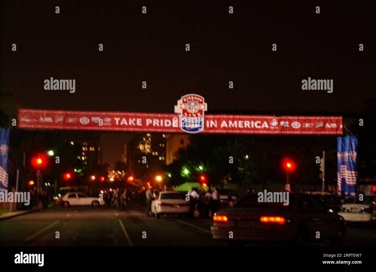 Eventi di calcio d'inizio della stagione della National Football League intorno a Washington, D.C., tra cui festeggiamenti sul National Mall che coinvolgono il Segretario Gale Norton, altri funzionari del Dipartimento degli interni e dignitari politici, stelle del calcio professionistico passate e presenti e celebrità musicali Foto Stock
