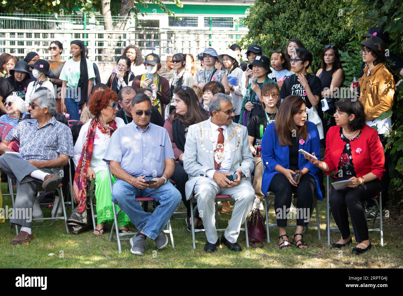 Feltham London, Regno Unito. 5 settembre 2023. In quello che sarebbe stato il 76° compleanno di Freddie, un ciliegio commemorativo sakura fu piantato su Feltham Green. L'albero e la targa furono svelati dalla sorella di Freddie, Kashmira Bulsara, e dal sindaco di Hounslow, Raghwinder Siddhu. Crediti: Julia Gavin/Alamy Live News Foto Stock