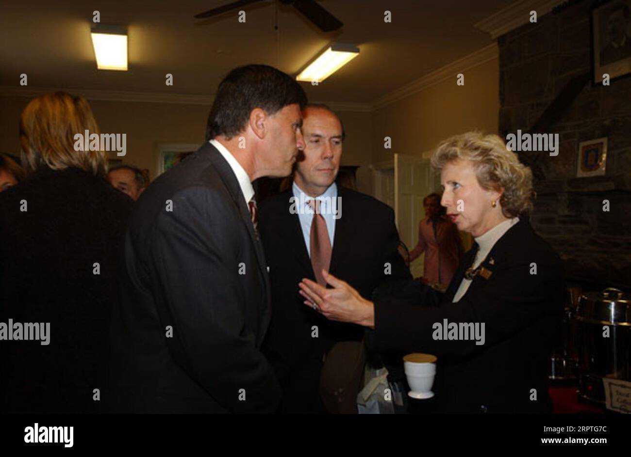 Il governatore del Maryland Bob Ehrlich, a sinistra, e il direttore del National Park Service Fran Mainella, all'estrema destra, tra i dignitari a disposizione per gli eventi al War Correspondents Memorial, Burkittsville, Maryland, onorando quattro importanti giornalisti uccisi durante la guerra e la copertura relativa alla guerra in Iraq e Pakistan Foto Stock