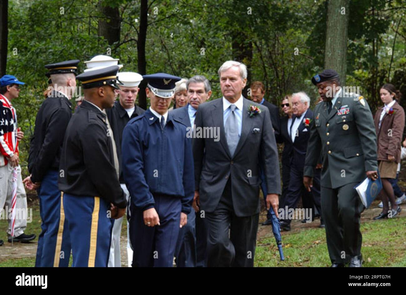 L'emittente televisiva Tom Brokaw, centro, tra i dignitari che partecipano agli eventi al War Correspondents Memorial, Burkittsville, Maryland, onorando quattro importanti giornalisti uccisi durante la guerra e la copertura relativa alla guerra in Iraq e Pakistan Foto Stock