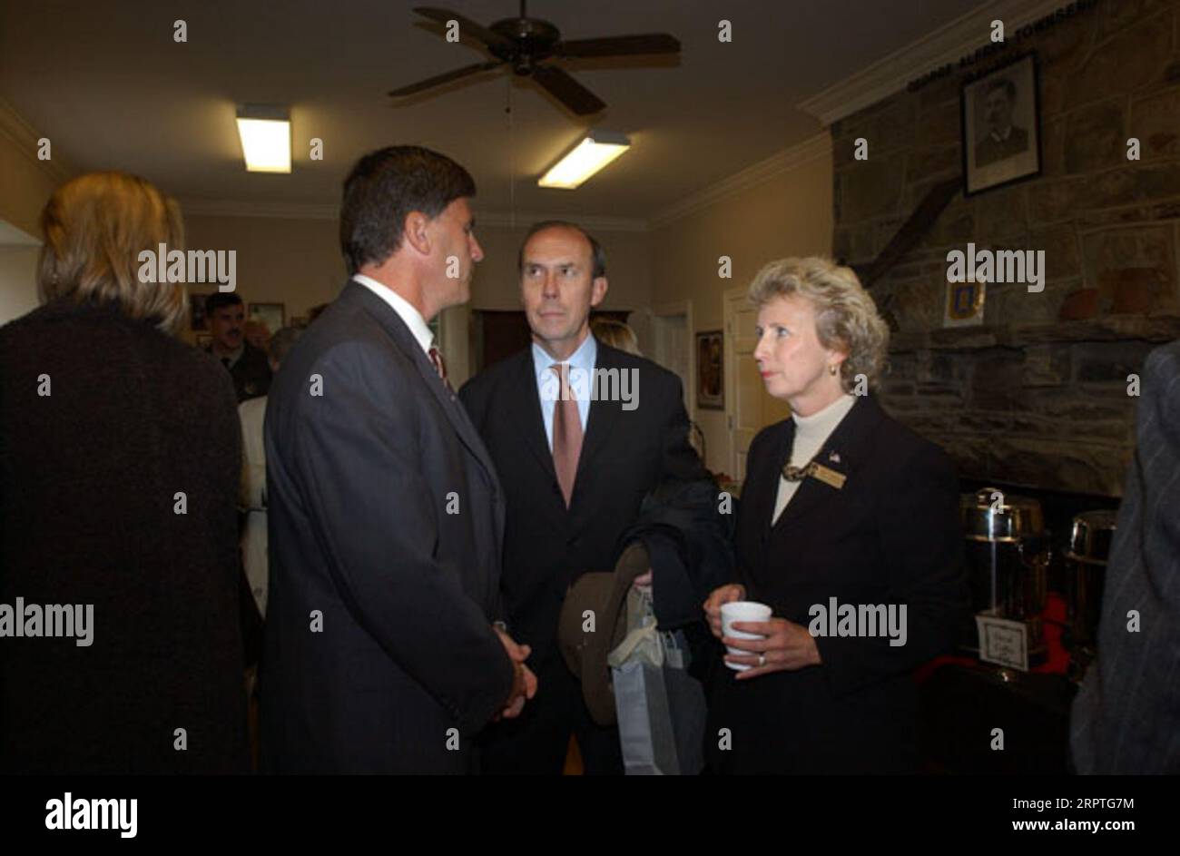 Il governatore del Maryland Bob Ehrlich, a sinistra, e il direttore del National Park Service Fran Mainella, all'estrema destra, tra i dignitari a disposizione per gli eventi al War Correspondents Memorial, Burkittsville, Maryland, onorando quattro importanti giornalisti uccisi durante la guerra e la copertura relativa alla guerra in Iraq e Pakistan Foto Stock