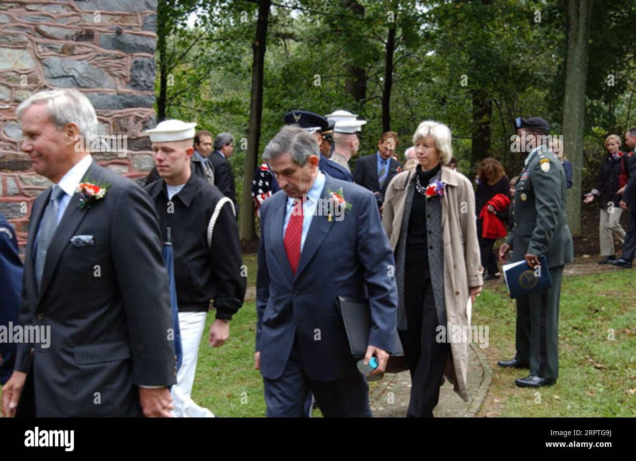 Tom Brokaw, Vice Segretario alla difesa Paul Wolfowitz e Segretario degli interni Gale Norton, da sinistra a destra, assistendo agli eventi al War Correspondents Memorial, Burkittsville, Maryland, in onore di quattro importanti giornalisti uccisi durante la guerra e la copertura relativa alla guerra in Iraq e Pakistan Foto Stock