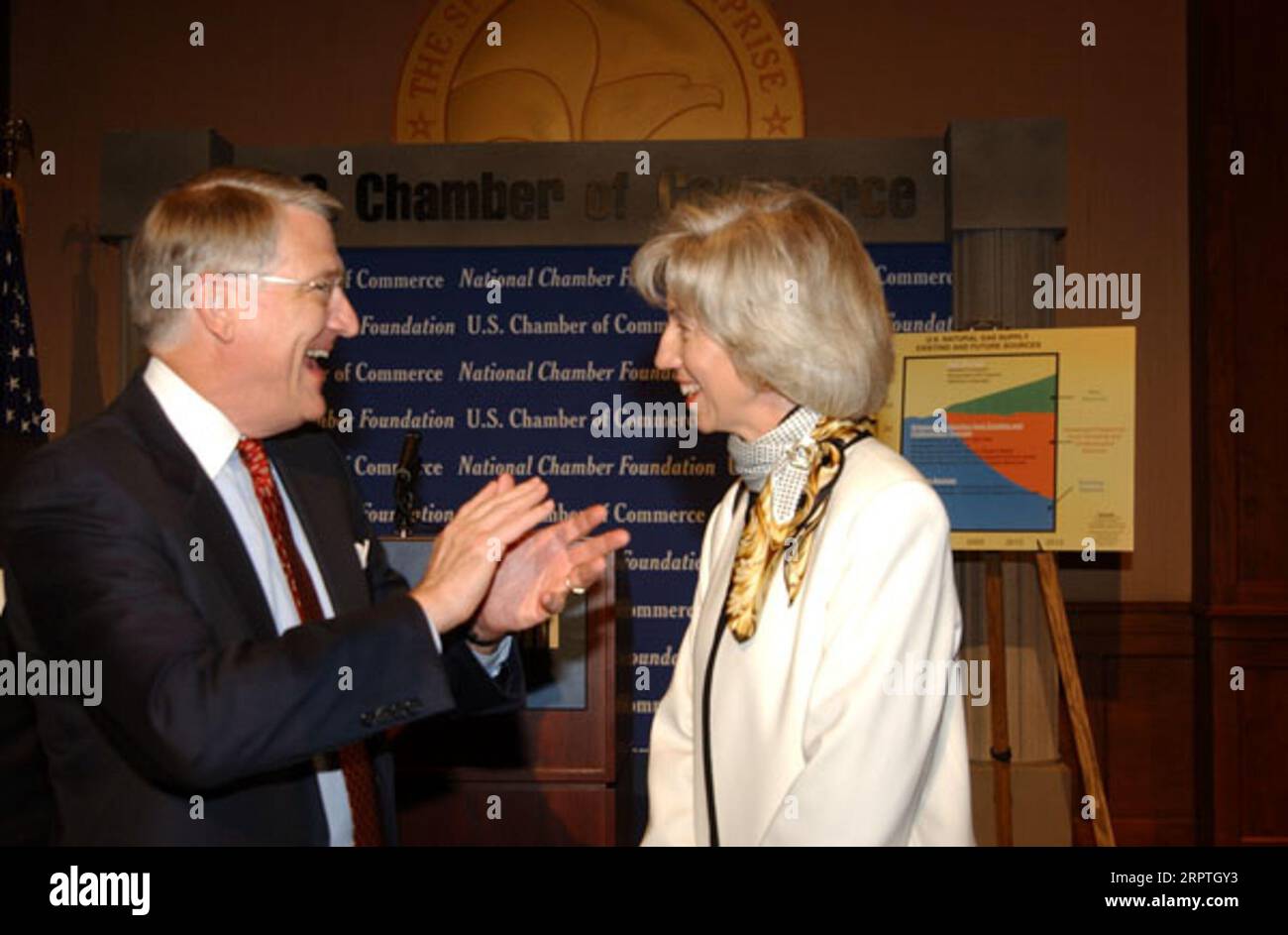 Il segretario Gale Norton parla con l'American Chemistry Council, Inc Il presidente Greg Lebedev, a sinistra, al forum sulle questioni del gas naturale e sul loro impatto sull'economia, ospitato dalla camera di commercio degli Stati Uniti a Washington, D.C. il forum, Uno sguardo critico al gas naturale, presentava prospettive da parte di Interior, Congress, il settore aziendale dell'energia e la comunità imprenditoriale più ampia Foto Stock