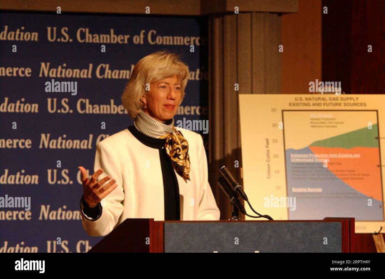 Il segretario Gale Norton interviene in un forum sulle questioni del gas naturale e sul loro impatto sull'economia, ospitato dalla camera di commercio degli Stati Uniti a Washington D.C. il forum, Uno sguardo critico al gas naturale, presentava prospettive del Dipartimento degli interni, del Congresso, del settore aziendale dell'energia, e la più grande comunità imprenditoriale Foto Stock