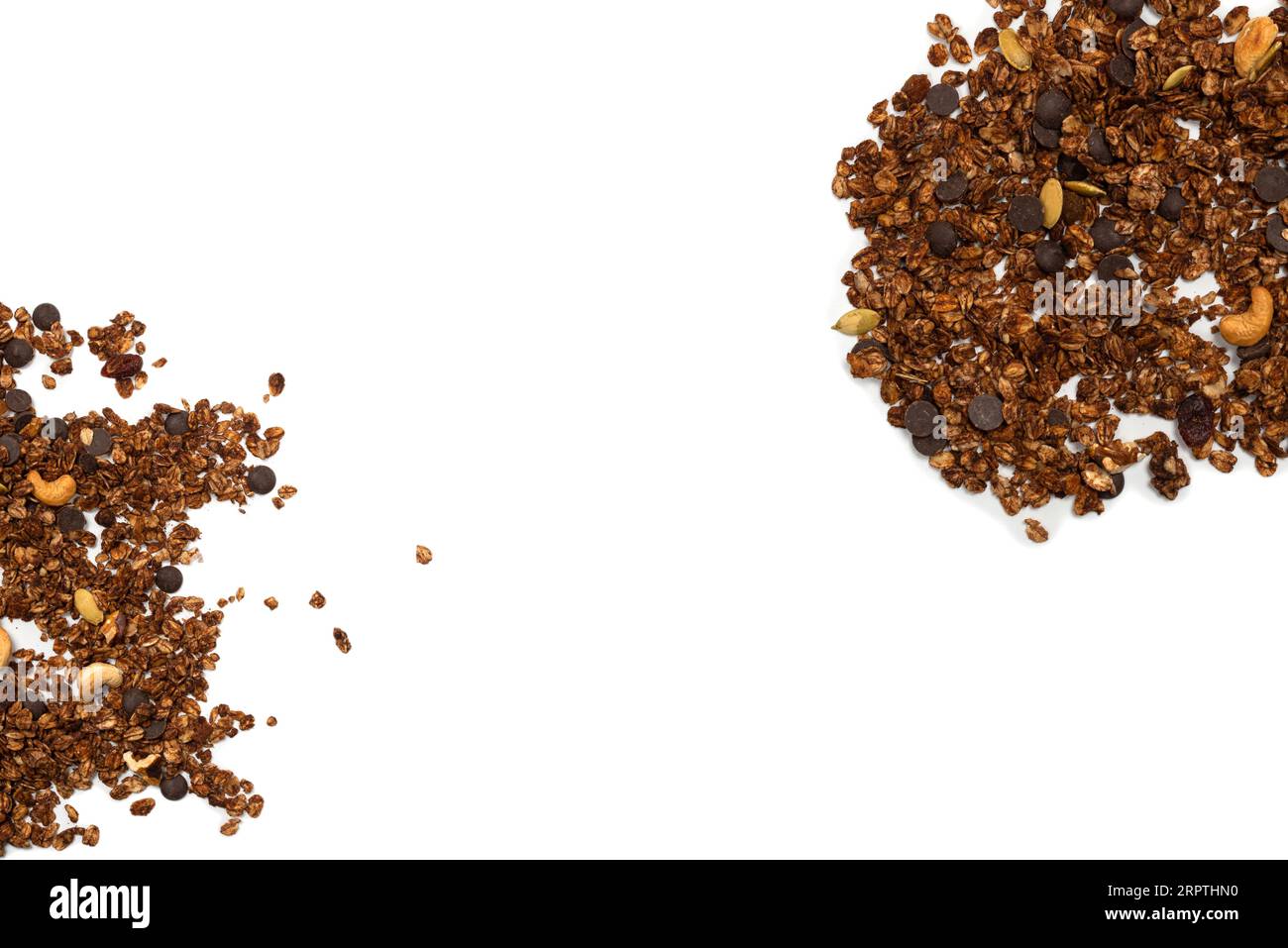 Cereali al cioccolato con noci in un cucchiaio di legno. Isolato su bacckground bianco. Foto Stock